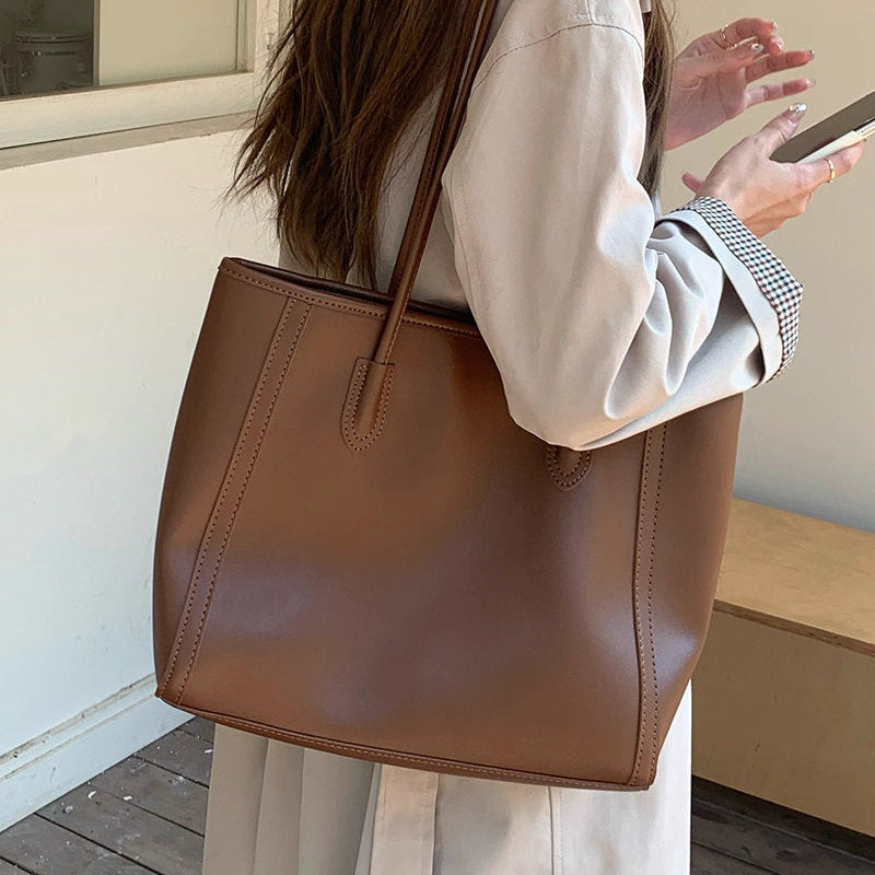 書類と夢を一緒に詰めて出勤する女の子のクラシカルバッグ_K0210