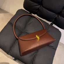 画像をギャラリービューアに読み込む, しなやかに流れるワンショルダーが際立つクラシカルボタンバッグ _K0240