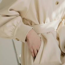 画像をギャラリービューアに読み込む, 花束を抱えて静かな朝の街を歩く少女のウエストベルトコート _K0262