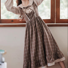 画像をギャラリービューアに読み込む, 暖炉の前で物語を読む少女のクラシックなチェックワンピース _K0263
