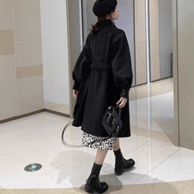 画像をギャラリービューアに読み込む, 花束を抱えて静かな朝の街を歩く少女のウエストベルトコート _K0262