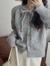 画像をギャラリービューアに読み込む, 【数量限定復刻】秋の窓辺でそっと微笑む彼女のリボンタイフラワー刺繡カーディガン _K0238