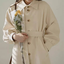 画像をギャラリービューアに読み込む, 花束を抱えて静かな朝の街を歩く少女のウエストベルトコート _K0262