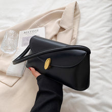 画像をギャラリービューアに読み込む, しなやかに流れるワンショルダーが際立つクラシカルボタンバッグ _K0240