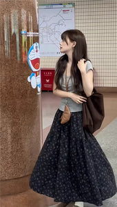 小さな駅のホームで夏風に揺れる彼女のモノトーン花柄スカートのコーデセット_K0096