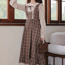 画像をギャラリービューアに読み込む, 暖炉の前で物語を読む少女のクラシックなチェックワンピース _K0263