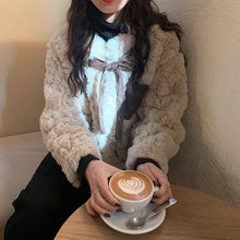 画像をギャラリービューアに読み込む, 映画のワンシーンに紛れ込んだ少女のふんわりチョコリボンアウター_K0233