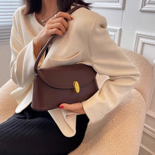 画像をギャラリービューアに読み込む, しなやかに流れるワンショルダーが際立つクラシカルボタンバッグ _K0240