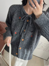 画像をギャラリービューアに読み込む, 【数量限定復刻】秋の窓辺でそっと微笑む彼女のリボンタイフラワー刺繡カーディガン _K0238