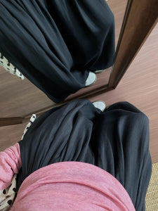 風の通り道でスケッチブックを開く、彼女のワイドシルエットパンツ_K0139