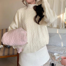 画像をギャラリービューアに読み込む, 冬の朝にラテを飲む女の子のケーブルニット_K0207