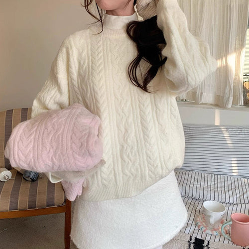 冬の朝にラテを飲む女の子のケーブルニット_K0207