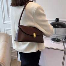 画像をギャラリービューアに読み込む, しなやかに流れるワンショルダーが際立つクラシカルボタンバッグ _K0240