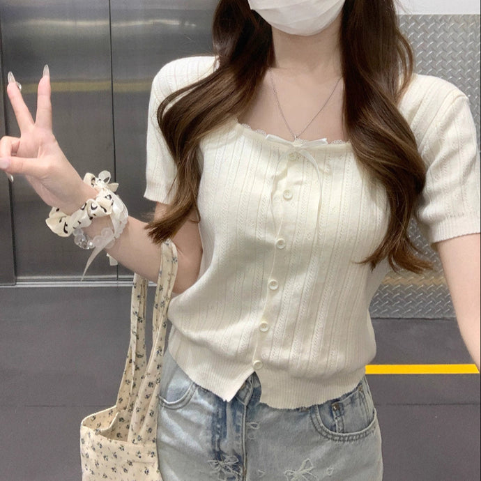 ボートを漕ぐ彼の横顔と、胸元に光るリボンニット_K0166