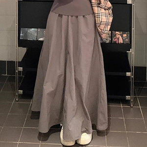 無機質なギャラリーに佇む、孤独と美しさを纏ったワントーンコーデ _K0112