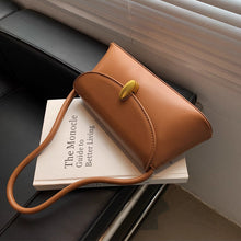 画像をギャラリービューアに読み込む, しなやかに流れるワンショルダーが際立つクラシカルボタンバッグ _K0240
