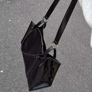都会の雑踏を抜けてカフェに立ち寄る女のシックレザートート_K0179