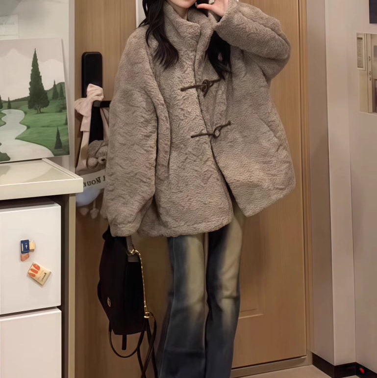 夜景がきらめく高層レストランで、彼にエスコートされながら纏うロマンティックディナームードのファーコート _K0228