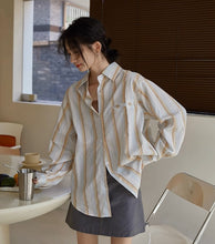 画像をギャラリービューアに読み込む, 珈琲ショップで朝食を食べる日のマルチストライプシャツ_N3516