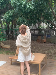 プールサイドの日陰でレモネードを飲むシアーフードシャツ_N1333