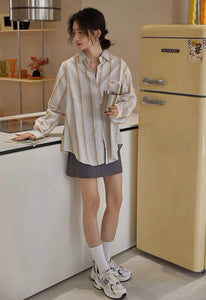 珈琲ショップで朝食を食べる日のマルチストライプシャツ_N3516