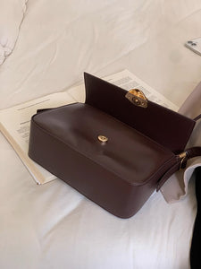お気に入りのカフェラテと一緒に持ち歩くショルダーバッグ_N3542