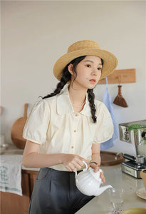 ときめく瞬間を写真に残す彼女のパフスリーブブラウス_N2233