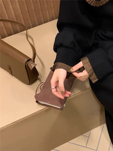 シックなレストランでディナーを楽しむ日のビッグカラーワンピース_N1588