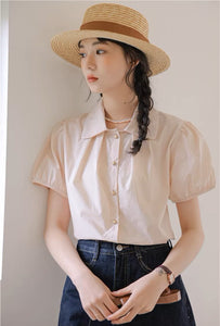ときめく瞬間を写真に残す彼女のパフスリーブブラウス_N2233