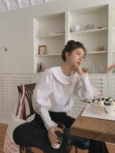 画像をギャラリービューアに読み込む, 真っ白な花瓶を探すラウンドカラーブラウス_N1629