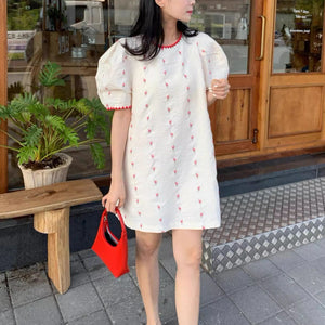 波打ちぎわではしゃぐ女の子のミニワンピース_N1360