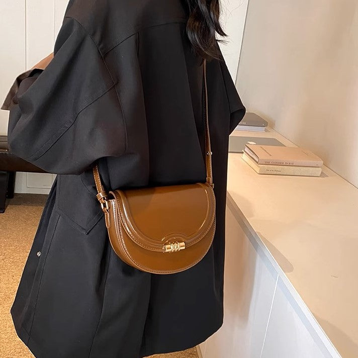【超希少】✨☘️フェラガモ☘️✨かごバッグ✨ショルダーバッグ✨ハーフムーン✨ パリの小さなショップで購入したハーフムーンショルダーバッグ_