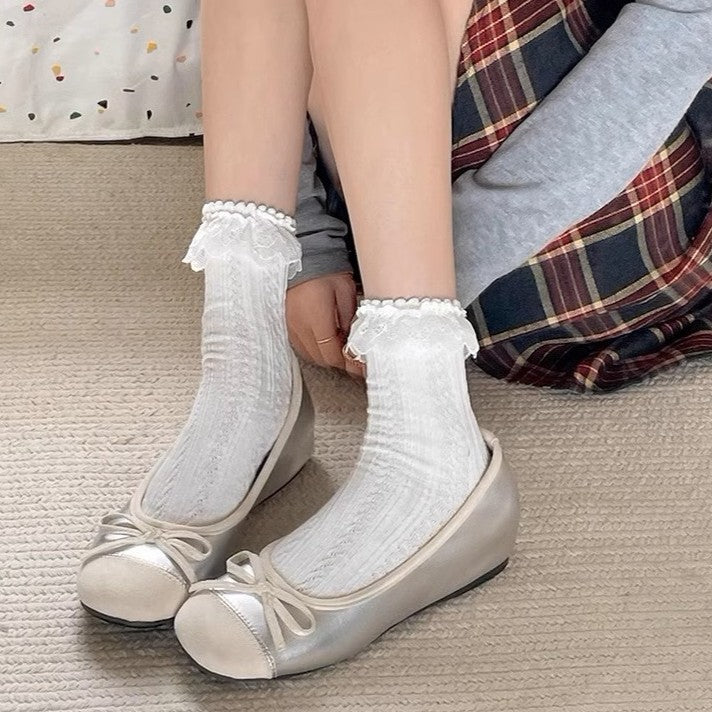 バレリーナに憧る少女のリボンバレエシューズ_N3490
