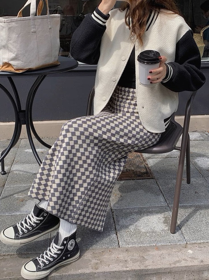 パリのカフェでランチを楽しむブロックチェックナロースカート_N1743