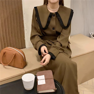 シックなレストランでディナーを楽しむ日のビッグカラーワンピース_N1588