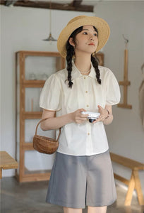 ときめく瞬間を写真に残す彼女のパフスリーブブラウス_N2233
