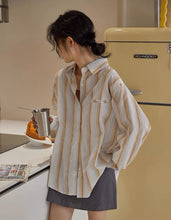 画像をギャラリービューアに読み込む, 珈琲ショップで朝食を食べる日のマルチストライプシャツ_N3516