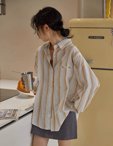 珈琲ショップで朝食を食べる日のマルチストライプシャツ_N3516