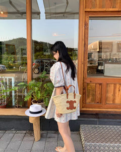波打ちぎわではしゃぐ女の子のミニワンピース_N1360