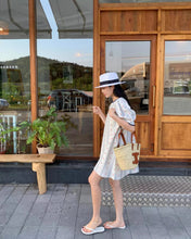 画像をギャラリービューアに読み込む, 波打ちぎわではしゃぐ女の子のミニワンピース_N1360