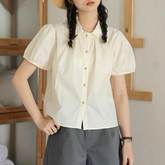 ときめく瞬間を写真に残す彼女のパフスリーブブラウス_N2233