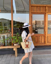 画像をギャラリービューアに読み込む, 波打ちぎわではしゃぐ女の子のミニワンピース_N1360