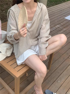 プールサイドの日陰でレモネードを飲むシアーフードシャツ_N1333