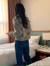 画像をギャラリービューアに読み込む, レトロな街を散歩する日のカーディガン_N1408