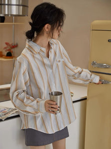 珈琲ショップで朝食を食べる日のマルチストライプシャツ_N3516
