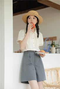 ときめく瞬間を写真に残す彼女のパフスリーブブラウス_N2233