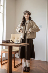 近くのカフェで待ち合わせるノーカラーボアショートコート_N1777