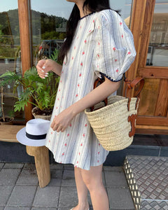 波打ちぎわではしゃぐ女の子のミニワンピース_N1360