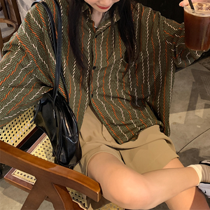 彼が教えてくれた古着屋さんで購入した柄シャツ_N1054