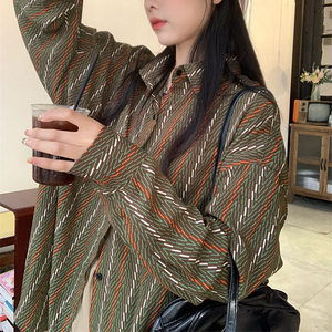 彼が教えてくれた古着屋さんで購入した柄シャツ_N1054